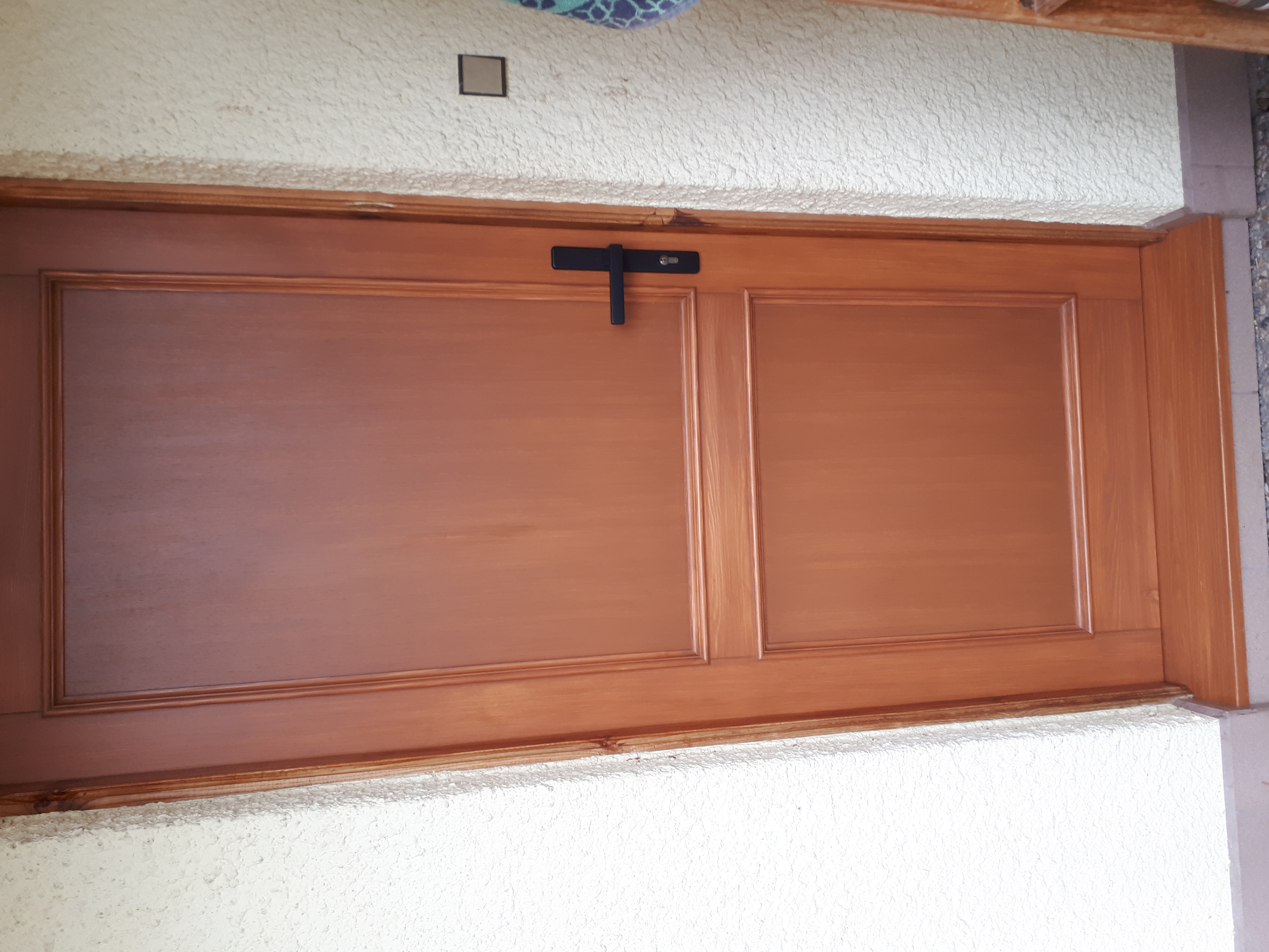 Vstupní dveře v odstínu teak se dvěma kazetami a černým kováním