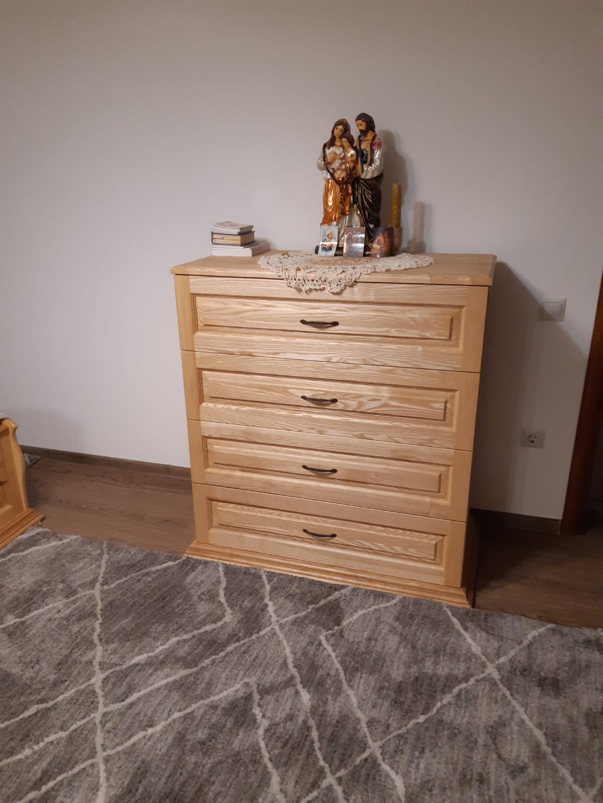 Jasanová komoda se čtyřmi zásuvkami a kazetovými čely