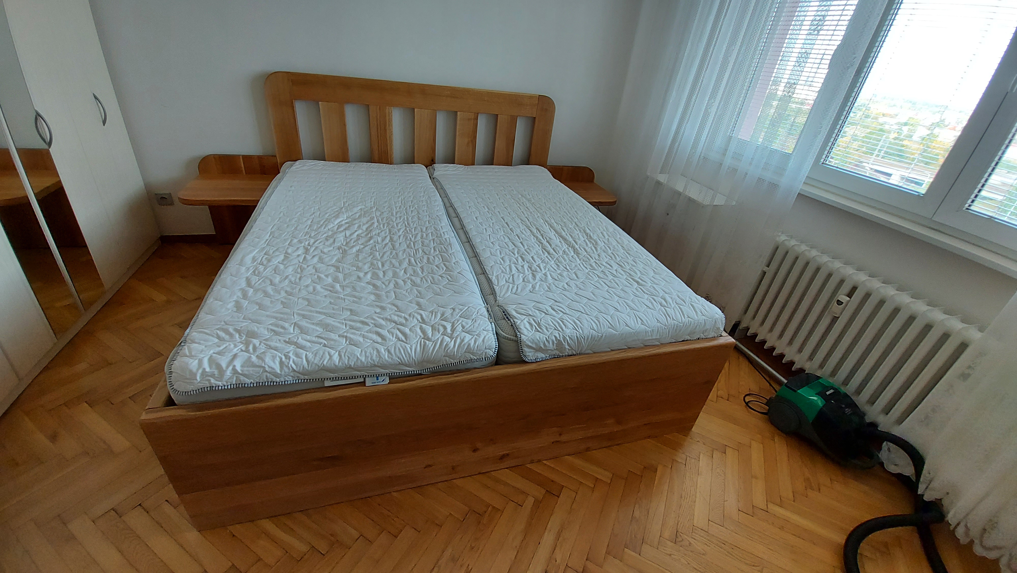Dubová manželská postel s čelem z latí a odkládacími poličkami