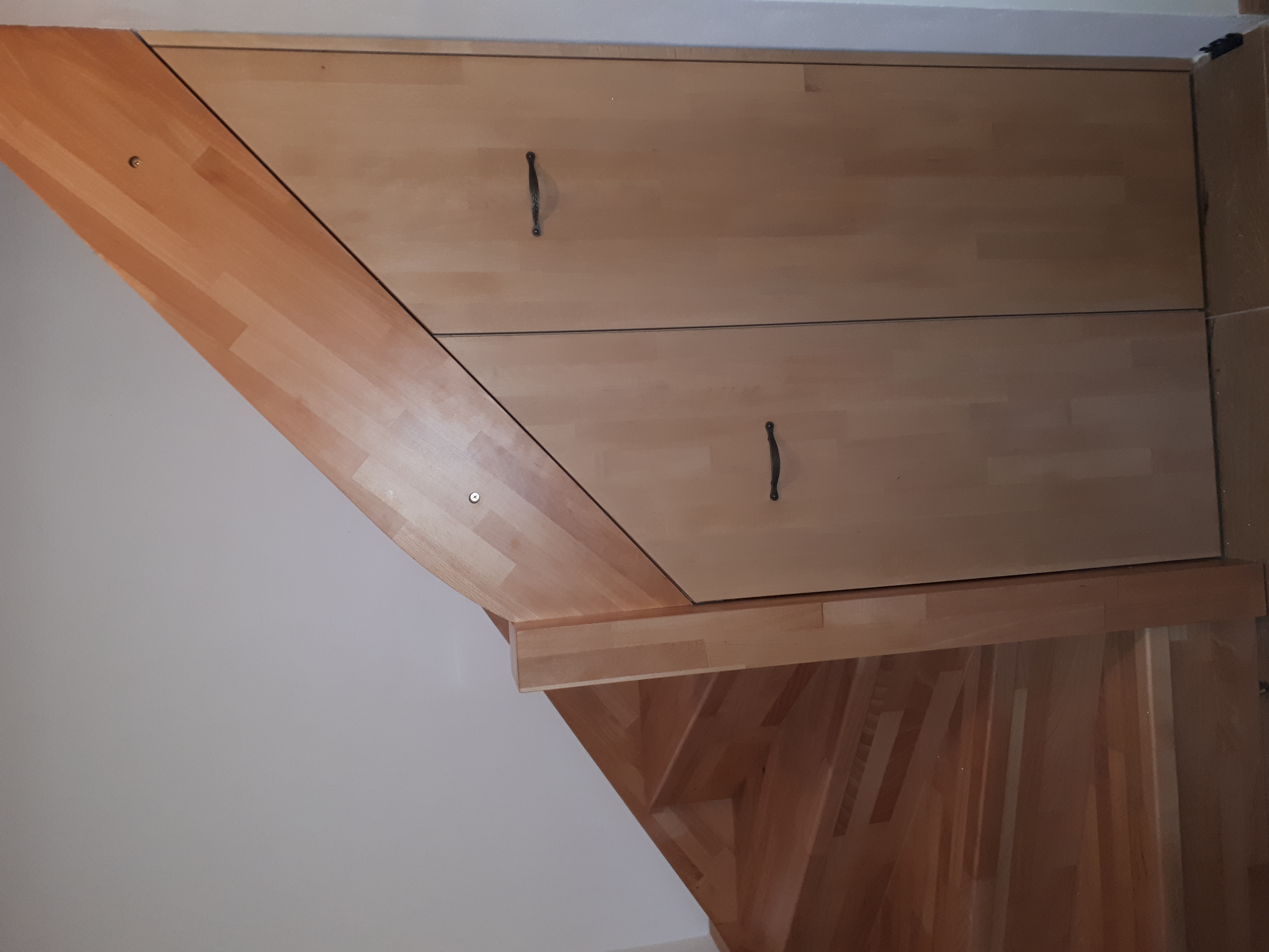 Vestavěná buková skříň pod schodištěm