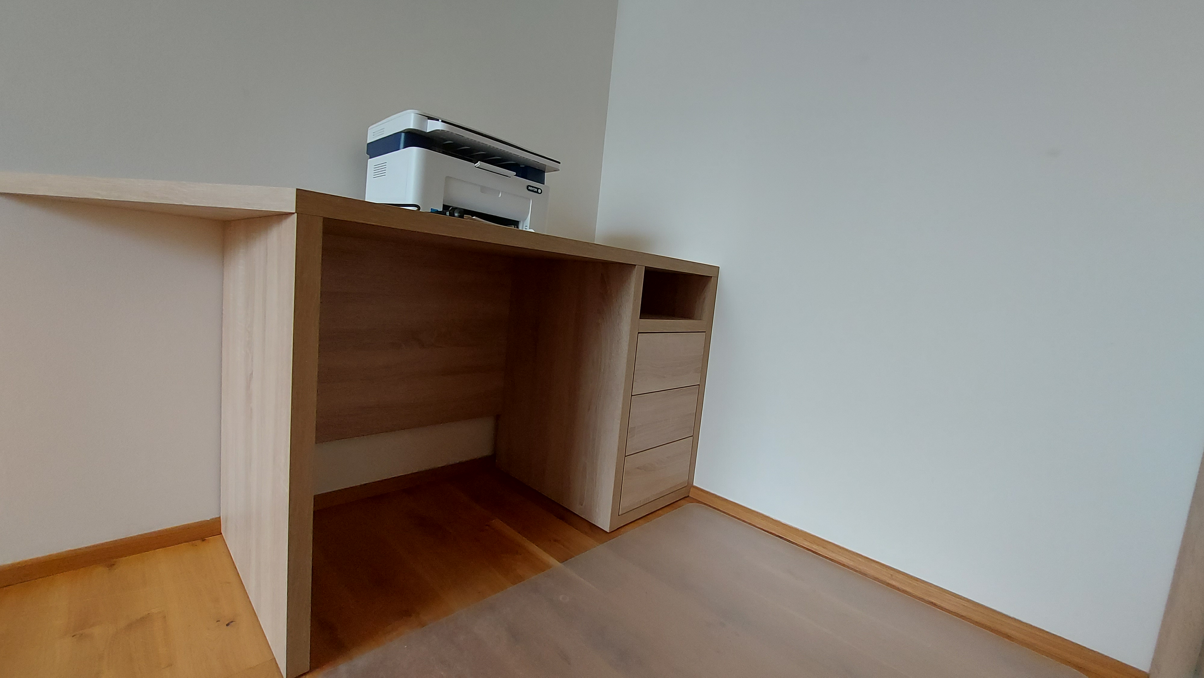 Pracovní stůl v dekoru dubu se třemi zásuvkami a otevřenou přihrádkou
